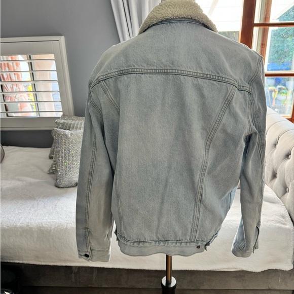 Levi's Men's Light Blue Denim Jacket with Cream Sherpa Collar - Picture 2 of 8